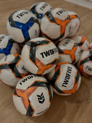 🚨 Veľa skvelých lôpt pre nášho partnera @out_cup čaká na svoj prvý výkop. ✅ S kým sa vidíme?