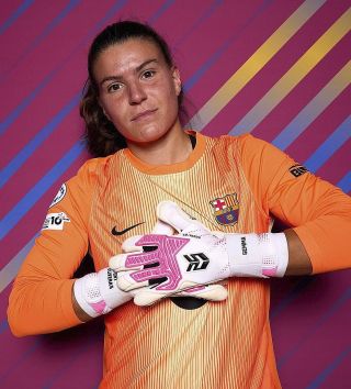 🔥Toto je game changer 🔥 🧤Gemma Font zo ženského tímu FC Barcelona si na zápasy Ligy majstrov vybrala rukavice Seoul’02...